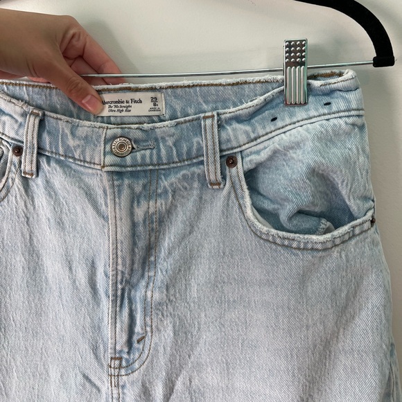 Abercrombie & Fitch Ultra Curve Love High Rise 90s Straight Jean size 29 (8R) - Picture 6 of 7